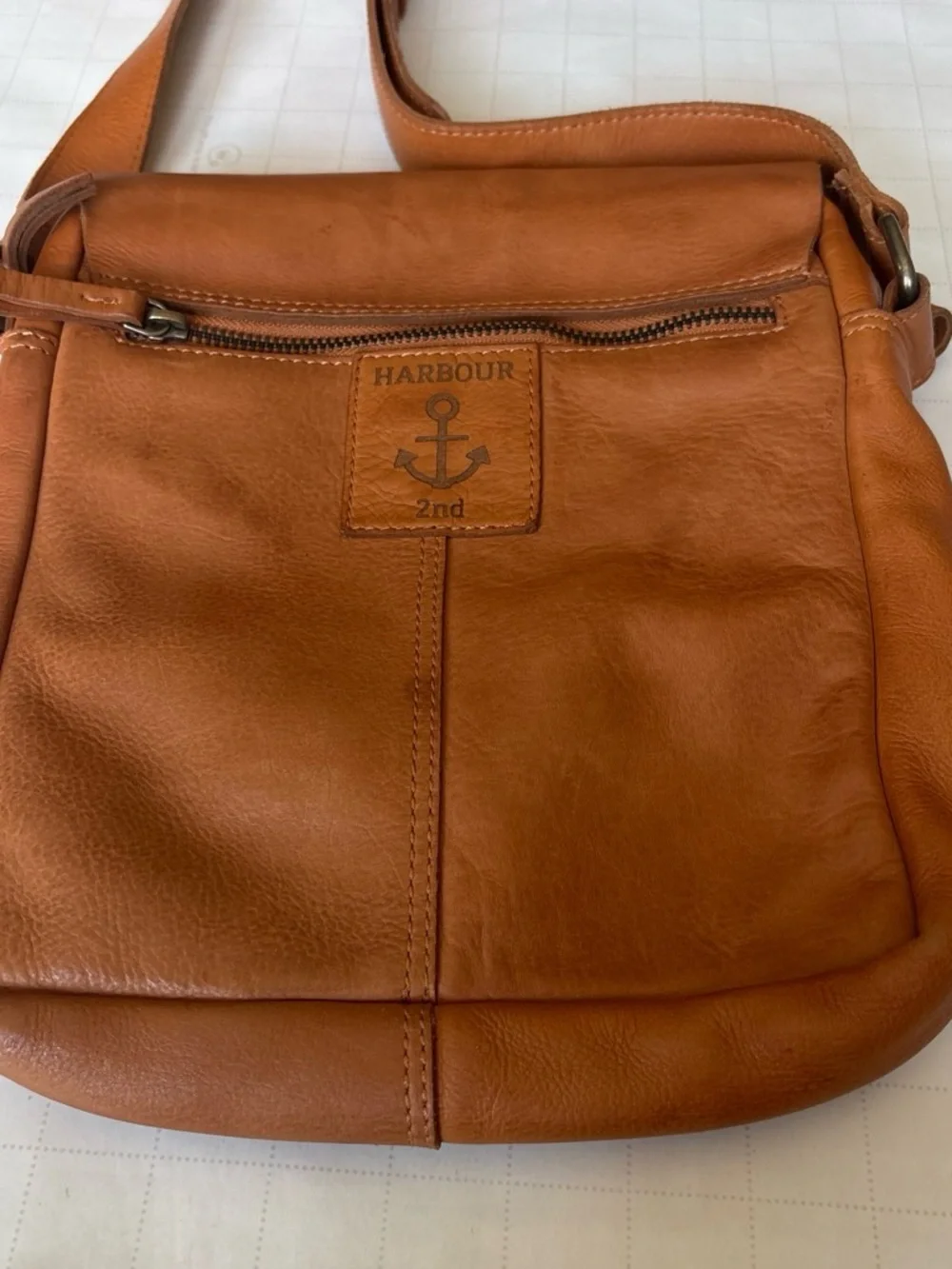 Classic Tan Leather Messenger Bag with Adjustable Strap